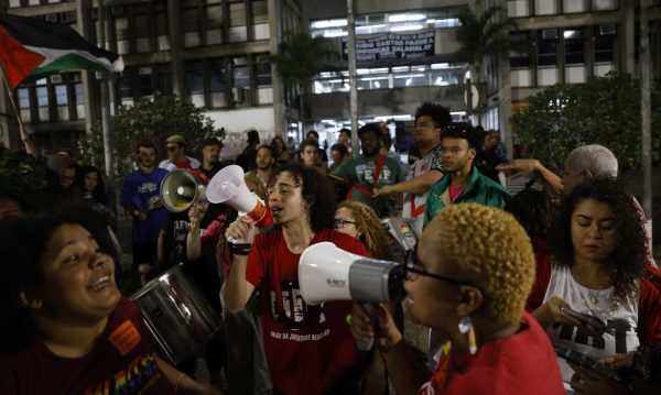 Rio de Janeiro (RJ) 29/07/2024 – Estudantes da Universidade do Estado do Rio de Janeiro (Uerj) protestam contra cortes e limitação de benefícios que garantem a permanência estudantil, como auxílio-alimentação e bolsa de apoio a alunos em vulnerabilidade social. Foto: Fernando Frazão/Agência Brasil