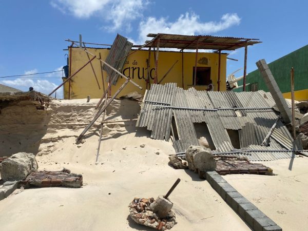 Quiosques foram destruídos após força da maré e vento — Foto: Pedro Trindade/Inter TV Cabugi