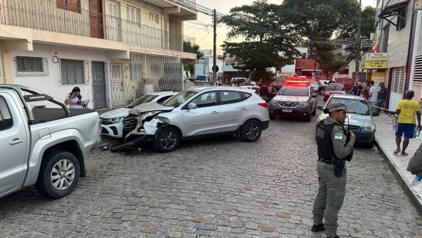 Carro dirigido pelos suspeitos bateu em pelo menos outros quatro veículos — Foto: Kleber Teixeira/Inter TV Cabugi