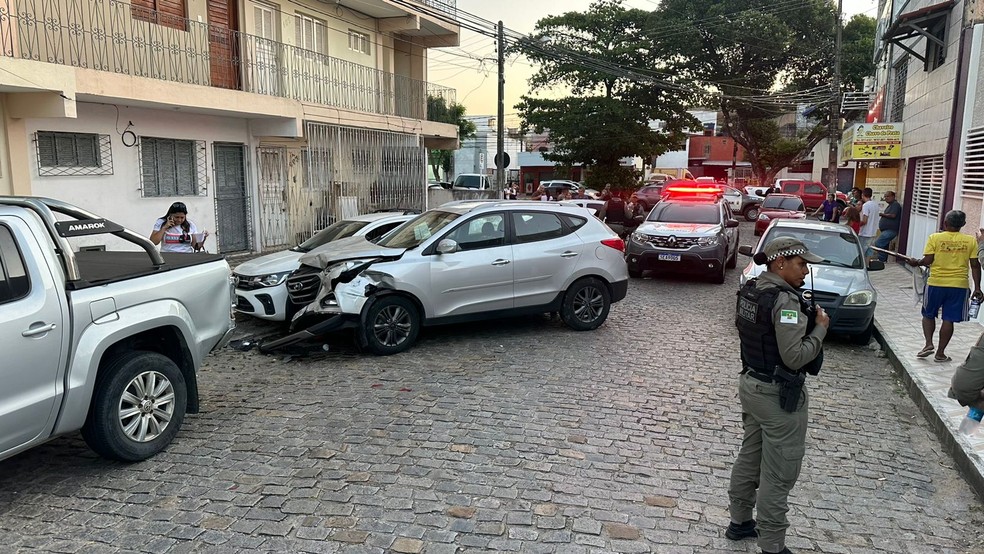 Carro dirigido pelos suspeitos bateu em pelo menos outros quatro veículos — Foto: Kleber Teixeira/Inter TV Cabugi