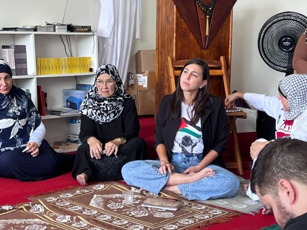 Natália Bonavides participou de reunião em mesquita mulçumana em Natal nesta sexta-feira (27) — Foto: Vinícius Marinho/Inter TV Cabugi