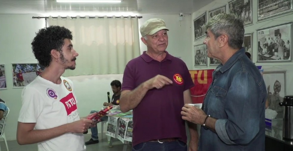 Nando Poeta conversa com o público após assembleia de professores — Foto: Reprodução/Inter TV