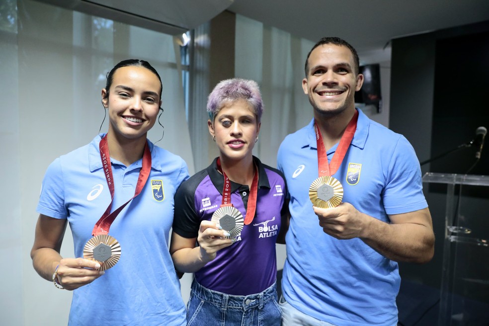 Maria Clara Augusto, Thalita Simplício e Arthur Silva com suas medalhas — Foto: Carmem Felix