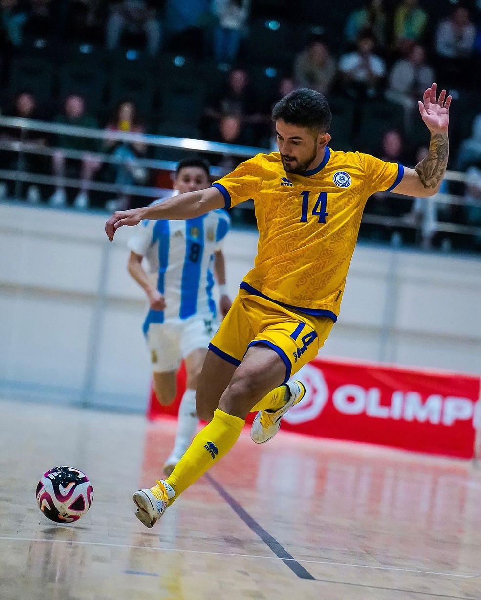 Douglas Júnior vai disputar terceira Copa do Mundo pelo Cazaquistão — Foto: Damir Serik
