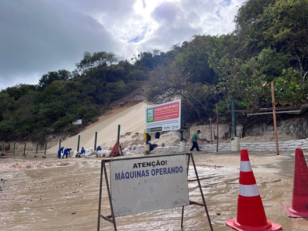 Área próxima ao Morro do Careca é interditada em Natal — Foto: Vinícius Marinho/Inter TV Cabugi
