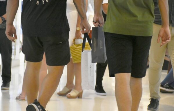 Neste período, por conta das vendas de final do ano, é comum que clientes se apresentem na loja para trocar mercadorias -