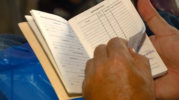 Carteira de trabalho — Foto: Reprodução/EPTV