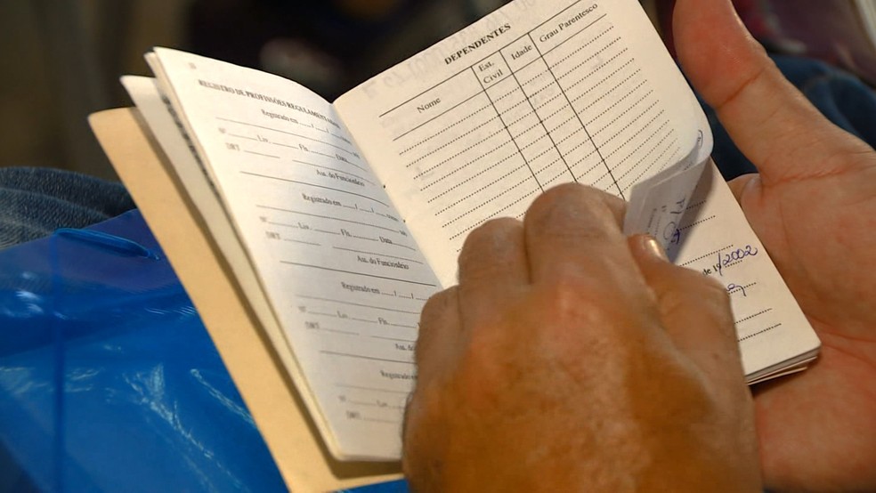 Carteira de trabalho — Foto: Reprodução/EPTV