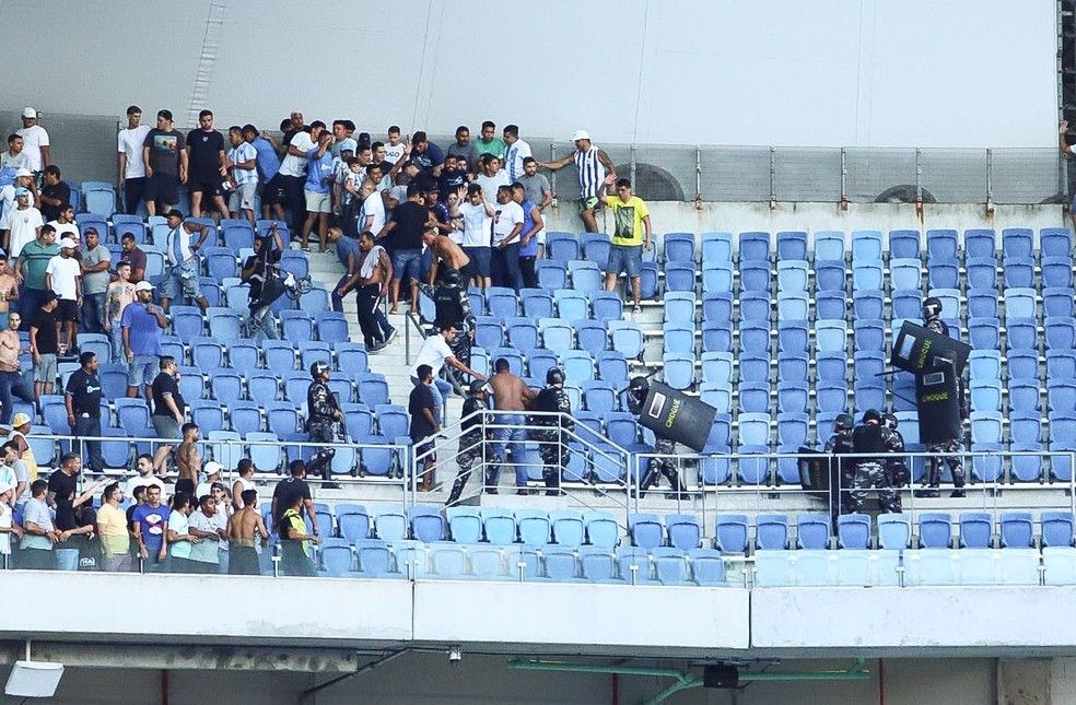 Polícia Militar tem trabalho para conter torcedores do Paysandu que tentaram invadir setor Norte — Foto: Alexandre Lago