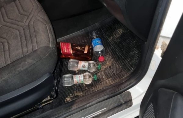 Bebida alcoólica encontrada em carro de motorista autuado na Lei Seca, em Parnamirim. — Foto: Divulgação