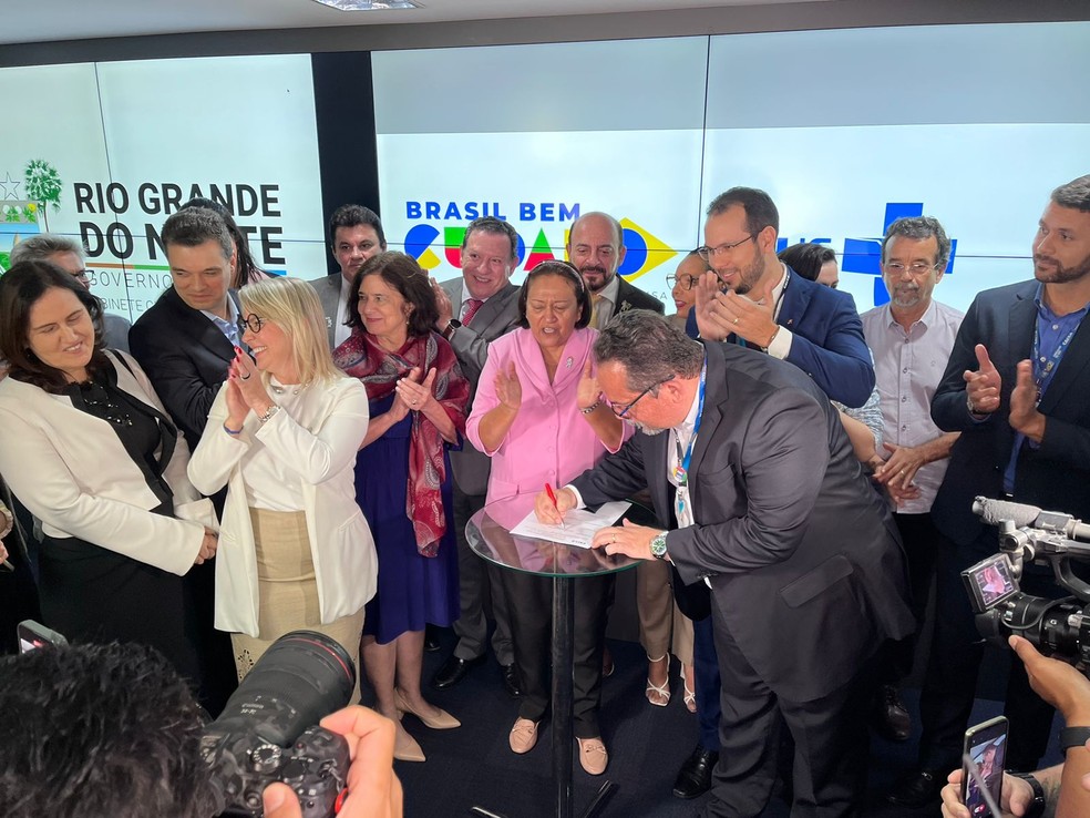 Acordo para construção de hospital de traumas foi assinado nesta segunda-feira — Foto: Vinícius Marinho/inter TV Cabugi