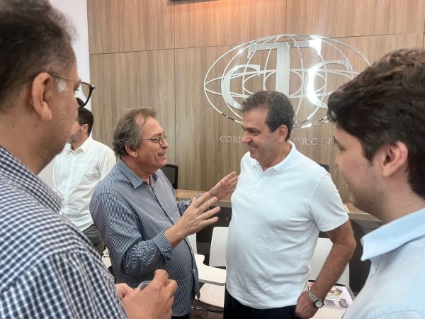 Carlos Eduardo participa de reunião com professores e pesquisadores em Natal — Foto: Vini Marinho/Inter TV Cabugi