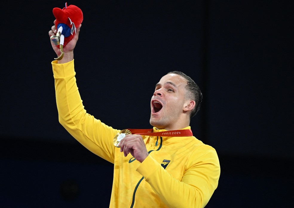 Arthur Silva no pódio com a medalha de ouro nas Paralimpíadas — Foto: REUTERS/Jennifer Lorenzini