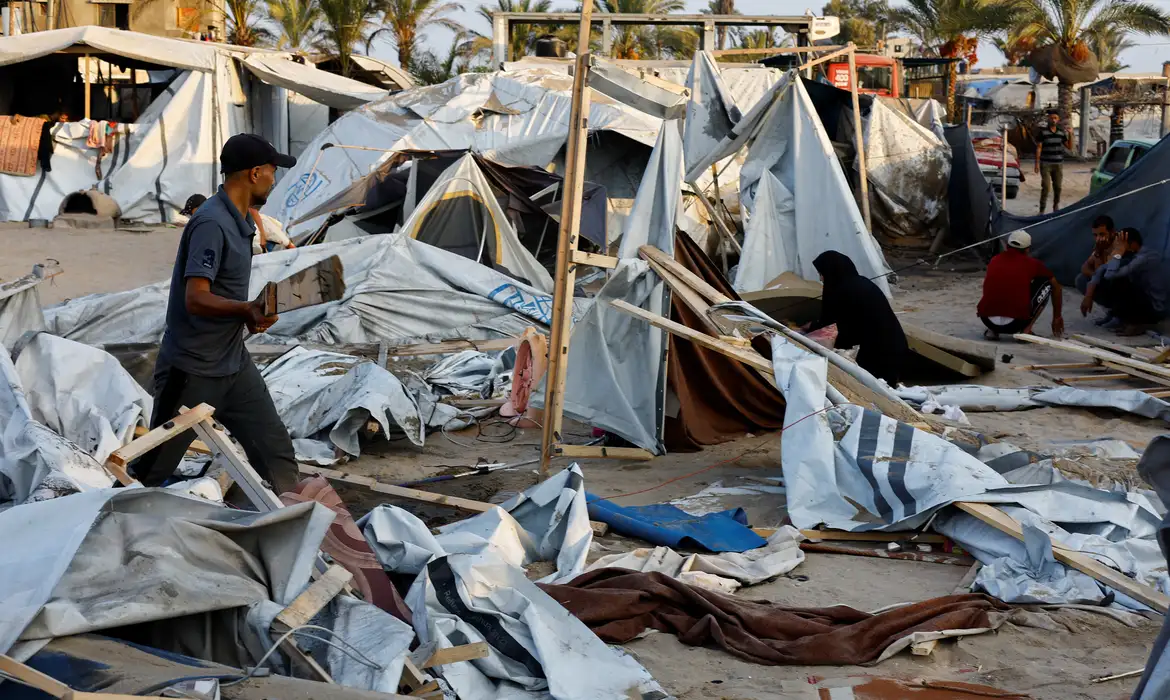 Ataque israelense na área de Al-Mawasi, em Khan Younis, sul de Gaza
10/9/2024   REUTERS/Mohammed Salem