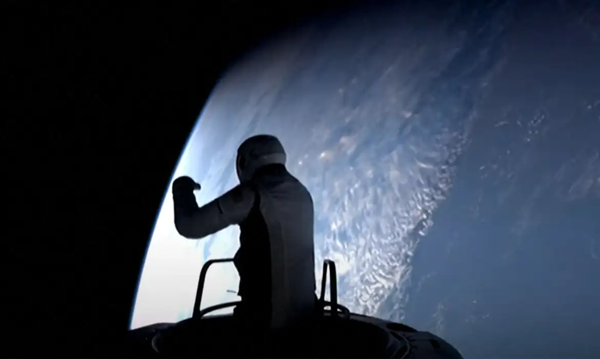 Brasília (DF), 12/09/2024 - Jared Isaacman flutua no espaço por alguns minutos fora da nave Crew Dragon, do programa Polaris Dawn. Frame: SpaceX/Reprodução