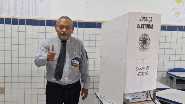 Heró Bezerra (PRTB), candidato a prefeito de Natal, vota na Escola Estadual Maria Luiza, em Felipe Camarão, Zona Oeste de Natal — Foto: Cedida