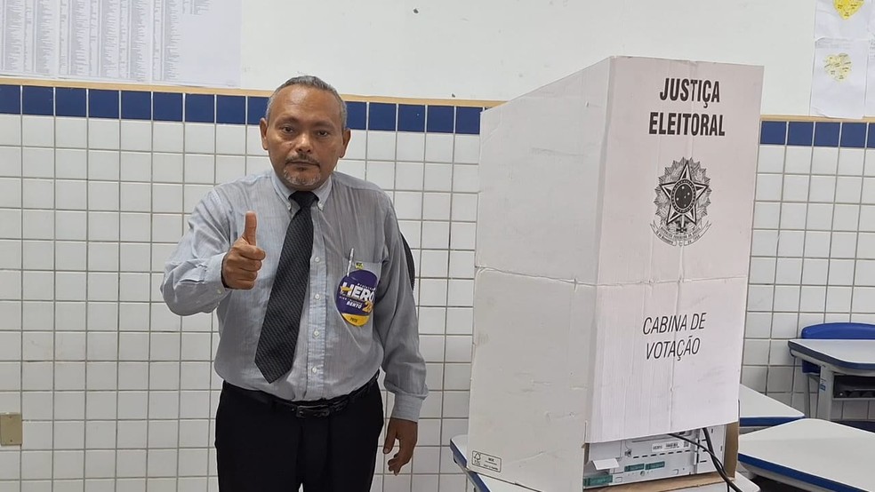 Heró Bezerra (PRTB), candidato a prefeito de Natal, vota na Escola Estadual Maria Luiza, em Felipe Camarão, Zona Oeste de Natal — Foto: Cedida