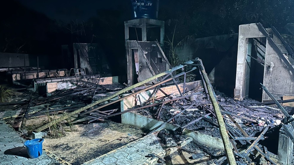 Chalés ficaram destruídos após incêndio — Foto: Kleber Teixeira/Inter TV Cabugi