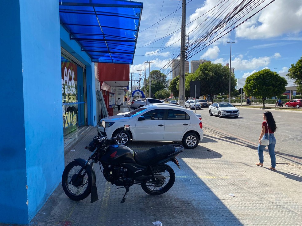 Comércio  na avenida Roberto Freire — Foto: Pedro Trindade/Inter TV Cabugi/ARQUIVO