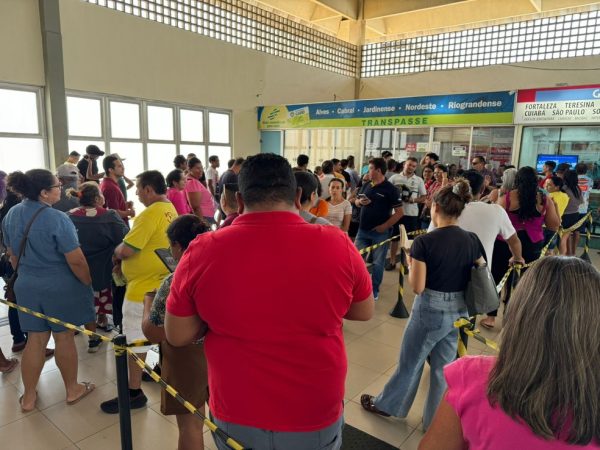 Fila na Rodoviária de Natal para distribuição de passagens intermunicipais gratuitas para as eleições — Foto: Sérgio Henrique Santos/Inter TV Cabugi