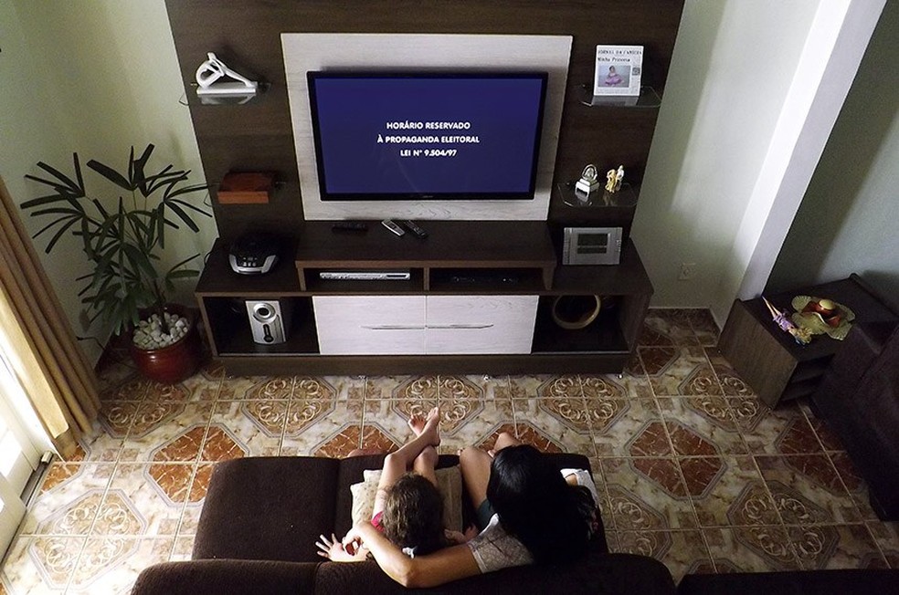 Família assiste horário eleitoral na TV.  — Foto: Lindomar Cruz/Agência Senado