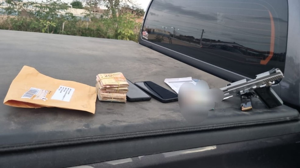 Pessoa foi presa por porte ilegal de arma e suspeita de crime eleitoral no interior do RN — Foto: MPRN/Divulgação