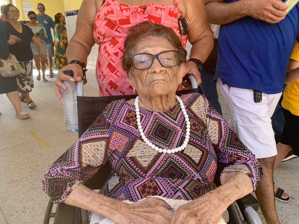 Dona Raimunda Rosa, de 98 anos, compareceu para votar em Natal — Foto: Philipe Salvador/Inter Tv Cabugi