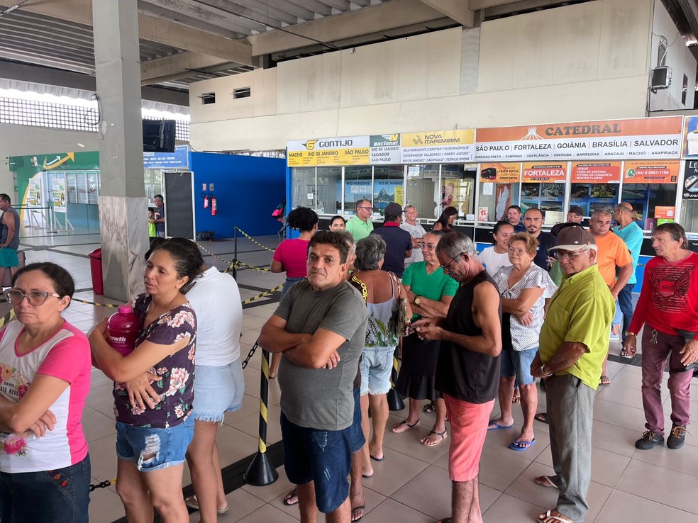 Filas em busca das passagens gratuitas para as eleições. — Foto: Vinicius Marinho/Inter TV Cabugi