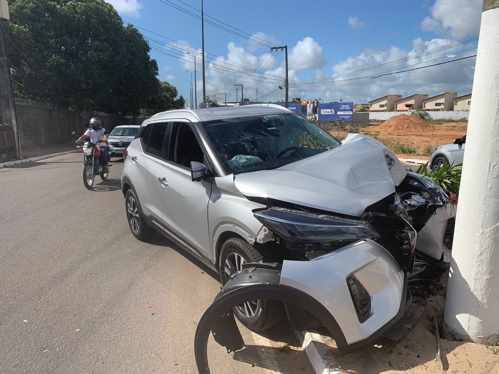 Motorista perdeu controle do carro e bateu em um poste em Natal — Foto: Philipe Salvador/Inter TV Cabugi