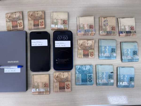 Notebook, celulares e R$ 9 mil em espécie foram apreendidos durante cumprimento de mandado em Natal — Foto: Polícia Federal/Divulgação