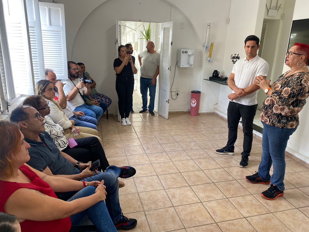 Rafael Motta (Avante) conversa com representantes de sindicato — Foto: Pedro Trindade/Inter TV Cabugi