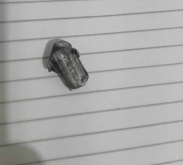 Bala que atingiu mochila da vítima, de 18 anos — Foto: PM/Cedida