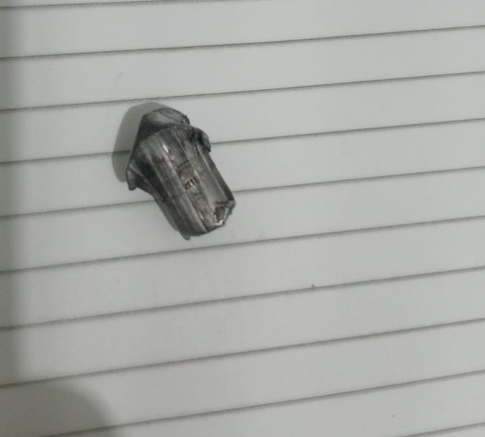 Bala que atingiu mochila da vítima, de 18 anos — Foto: PM/Cedida