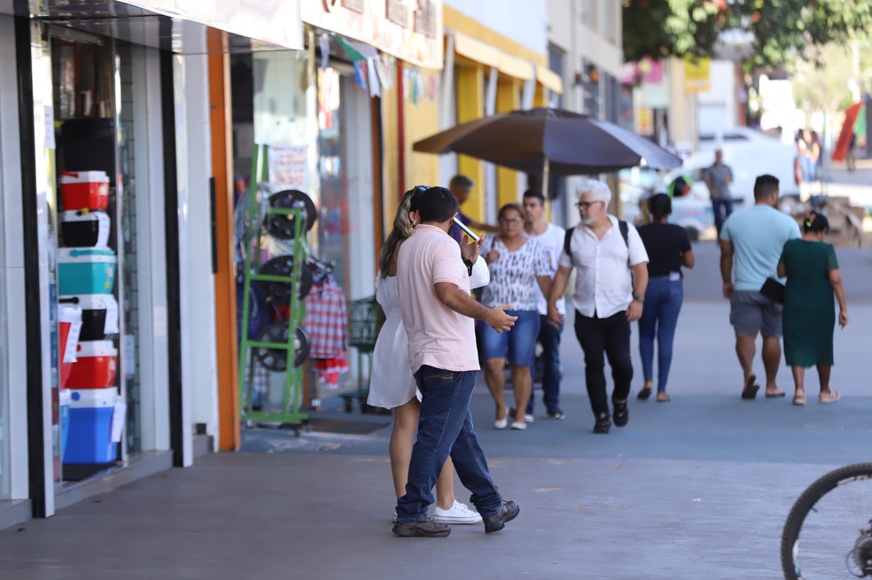 Comércio de rua  — Foto: Djavan Barbosa/TV Anhanguera