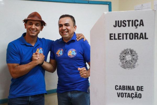 Allyson Bezerra (União) e o vice Marcos Medeiros (PSD) no momento da votação em Mossoró — Foto: Lucas Bulcão/Divulgação